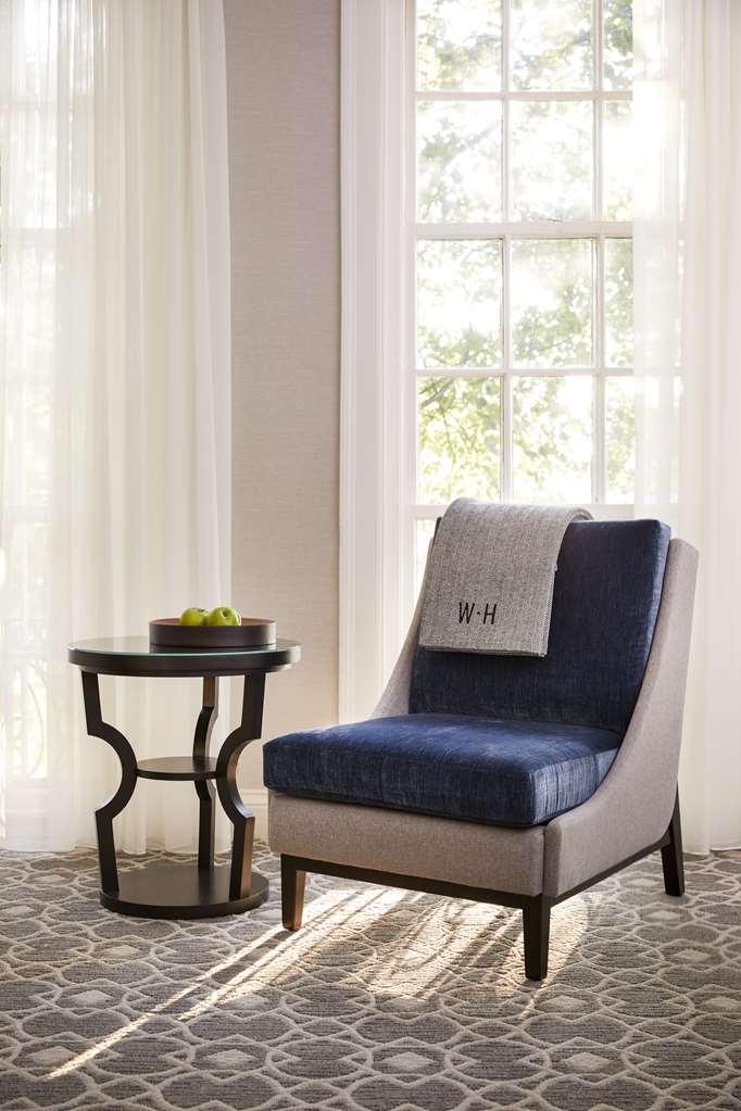The Whitney Hotel Boston Pokoj fotografie A chair with a throw