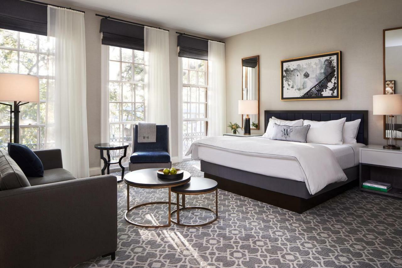 The Whitney Hotel Boston Exteriér fotografie A guest room at The St. Regis Boston