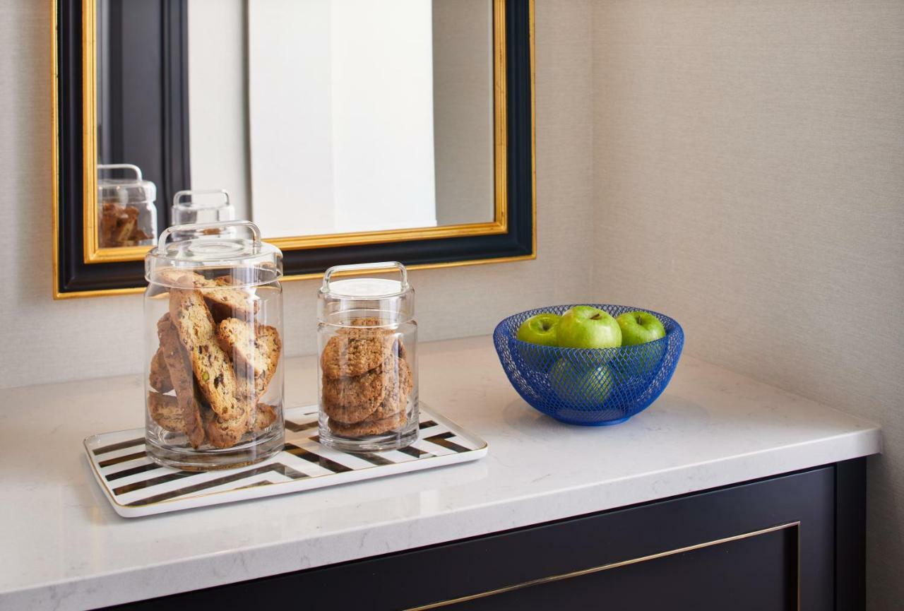 The Whitney Hotel Boston Exteriér fotografie A marble countertop