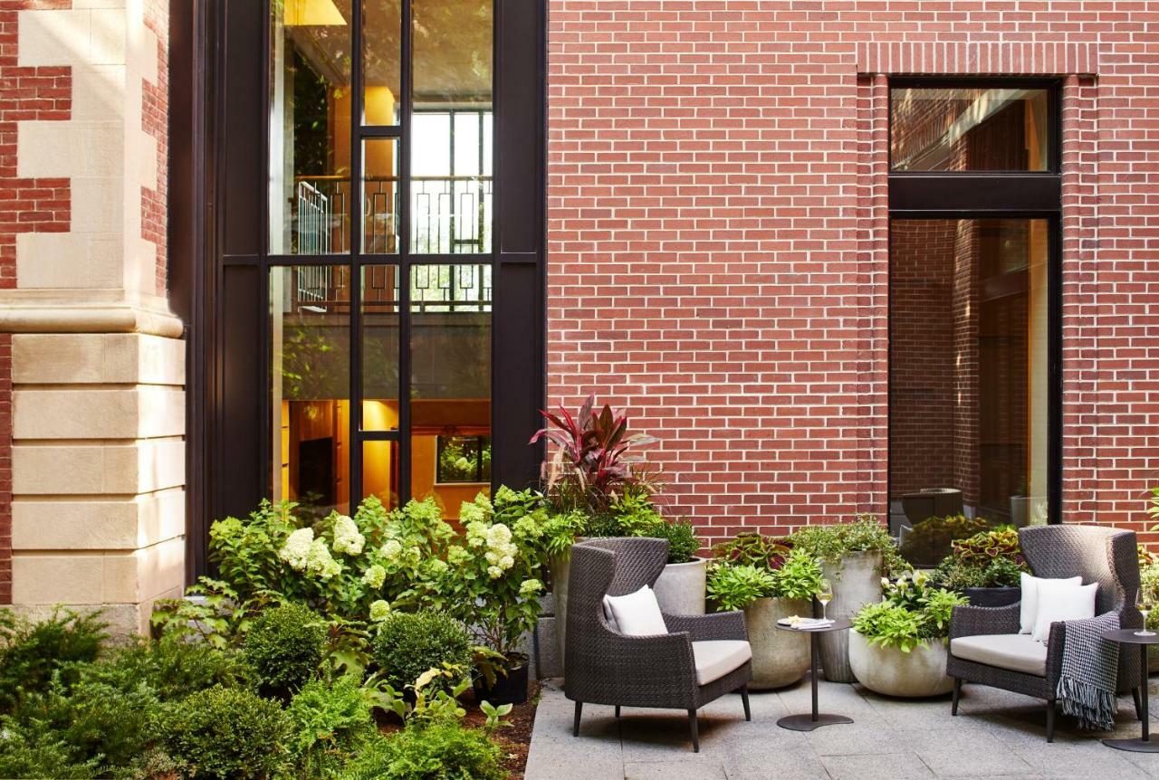 The Whitney Hotel Boston Exteriér fotografie The courtyard at the 100 East 53rd Street townhouse