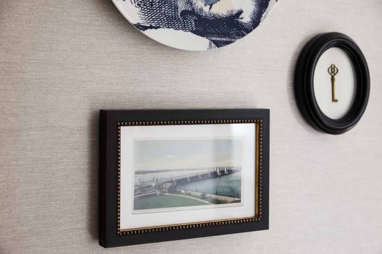 The Whitney Hotel Boston Exteriér fotografie A photograph of the Golden Gate Bridge, framed and mounted on a wall