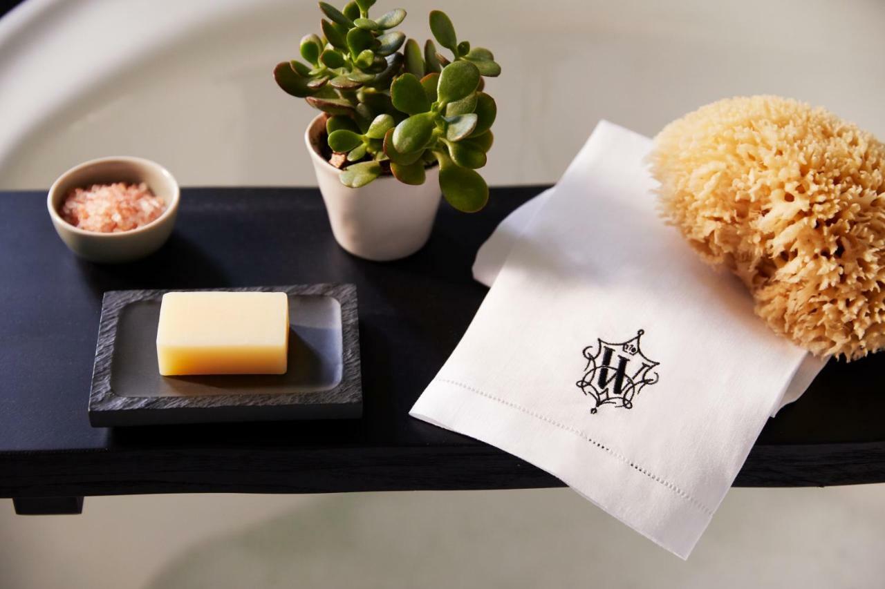 The Whitney Hotel Boston Exteriér fotografie A folded guest towel