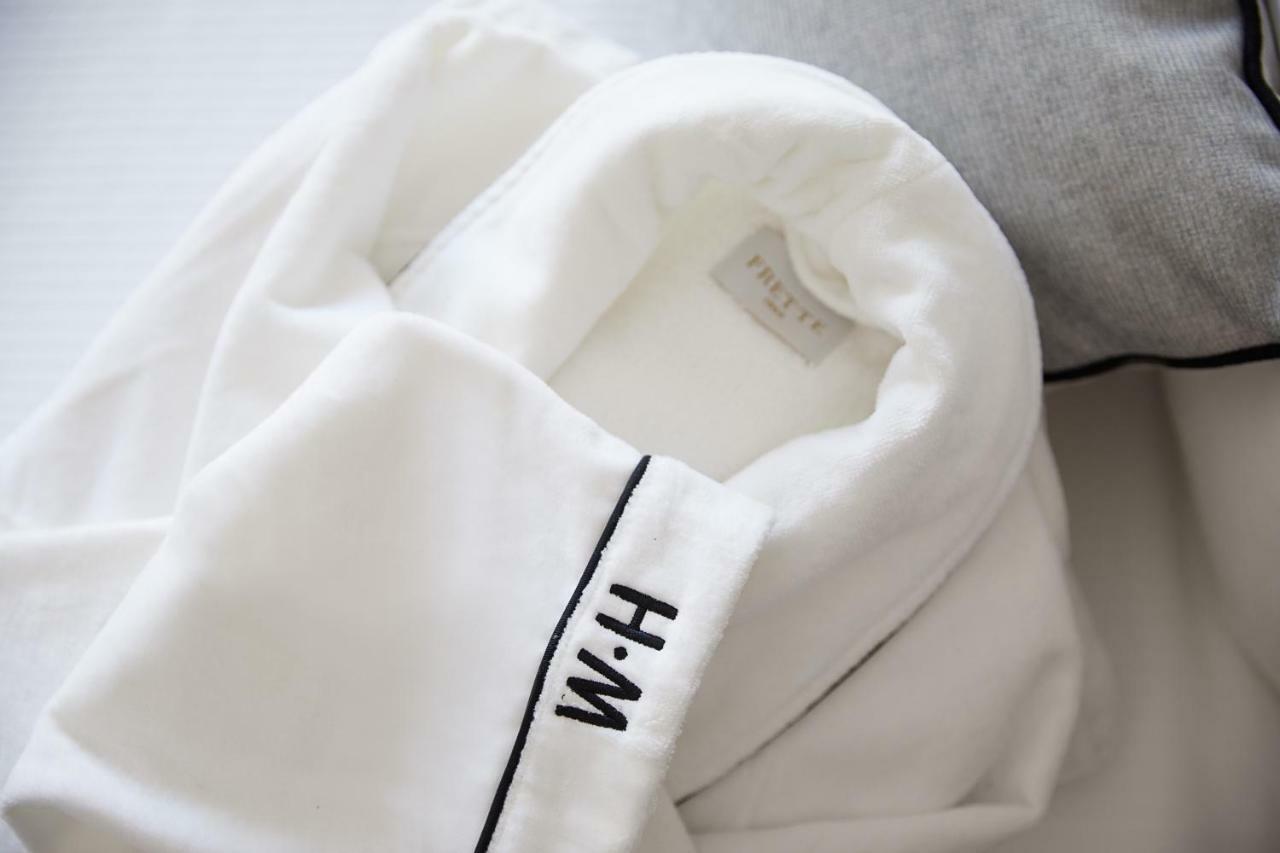 The Whitney Hotel Boston Exteriér fotografie A white shirt with a monogram