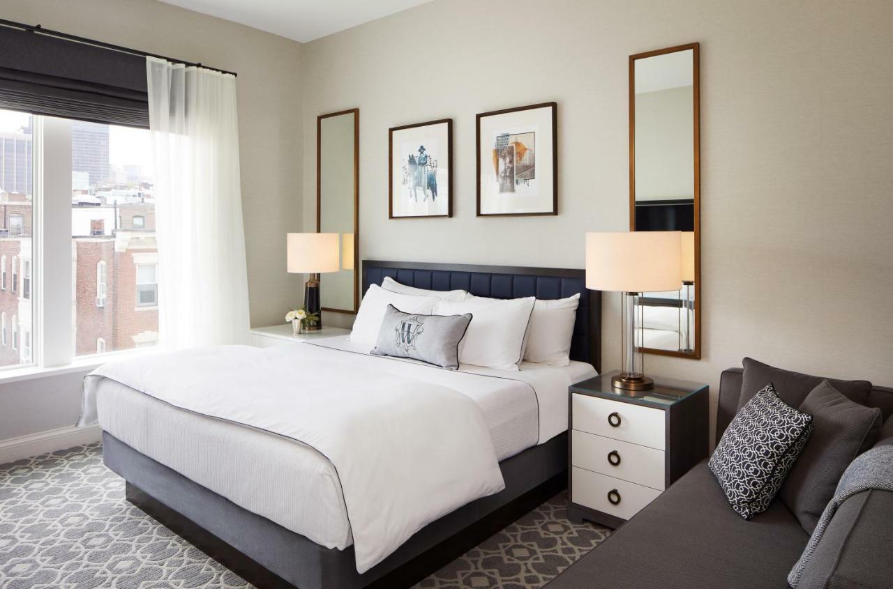 The Whitney Hotel Boston Exteriér fotografie A bedroom at the Hotel Commonwealth