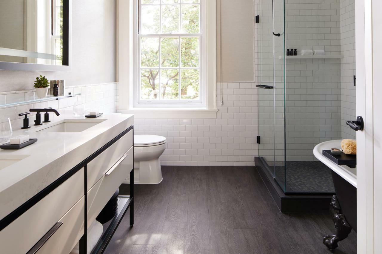 The Whitney Hotel Boston Exteriér fotografie Bathroom with a shower enclosure