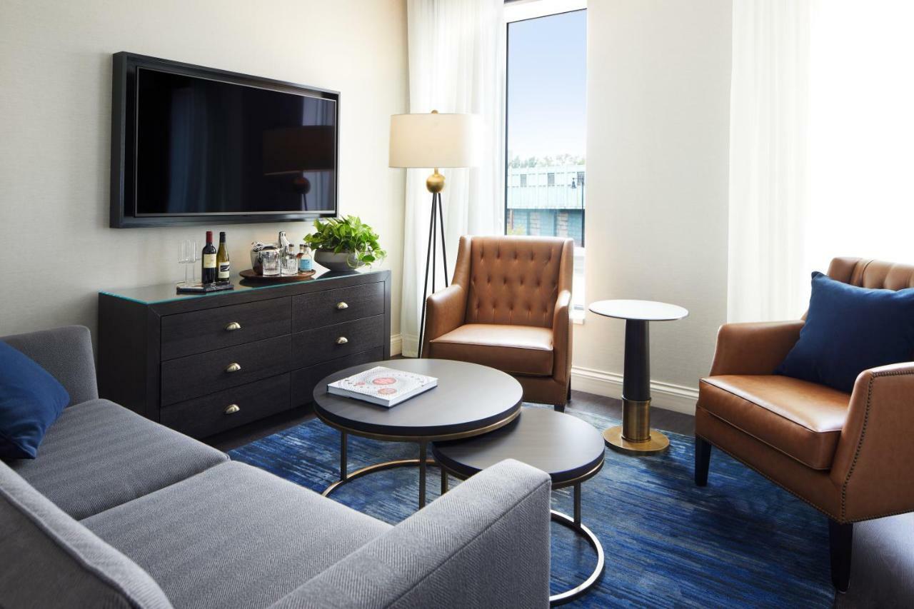 The Whitney Hotel Boston Exteriér fotografie A living room at the Hotel at Old Church