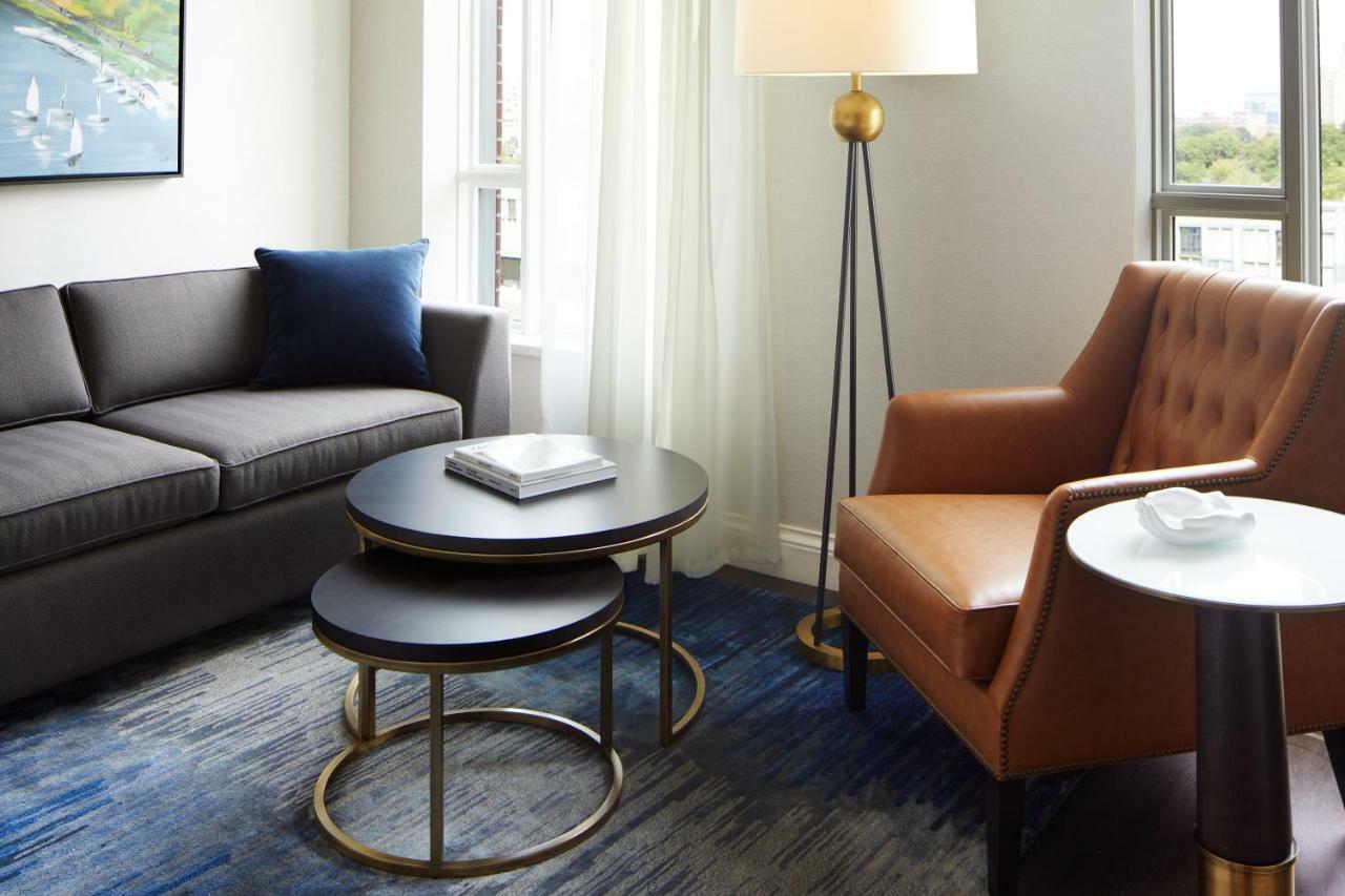 The Whitney Hotel Boston Exteriér fotografie A living room at the Hotel Commonwealth