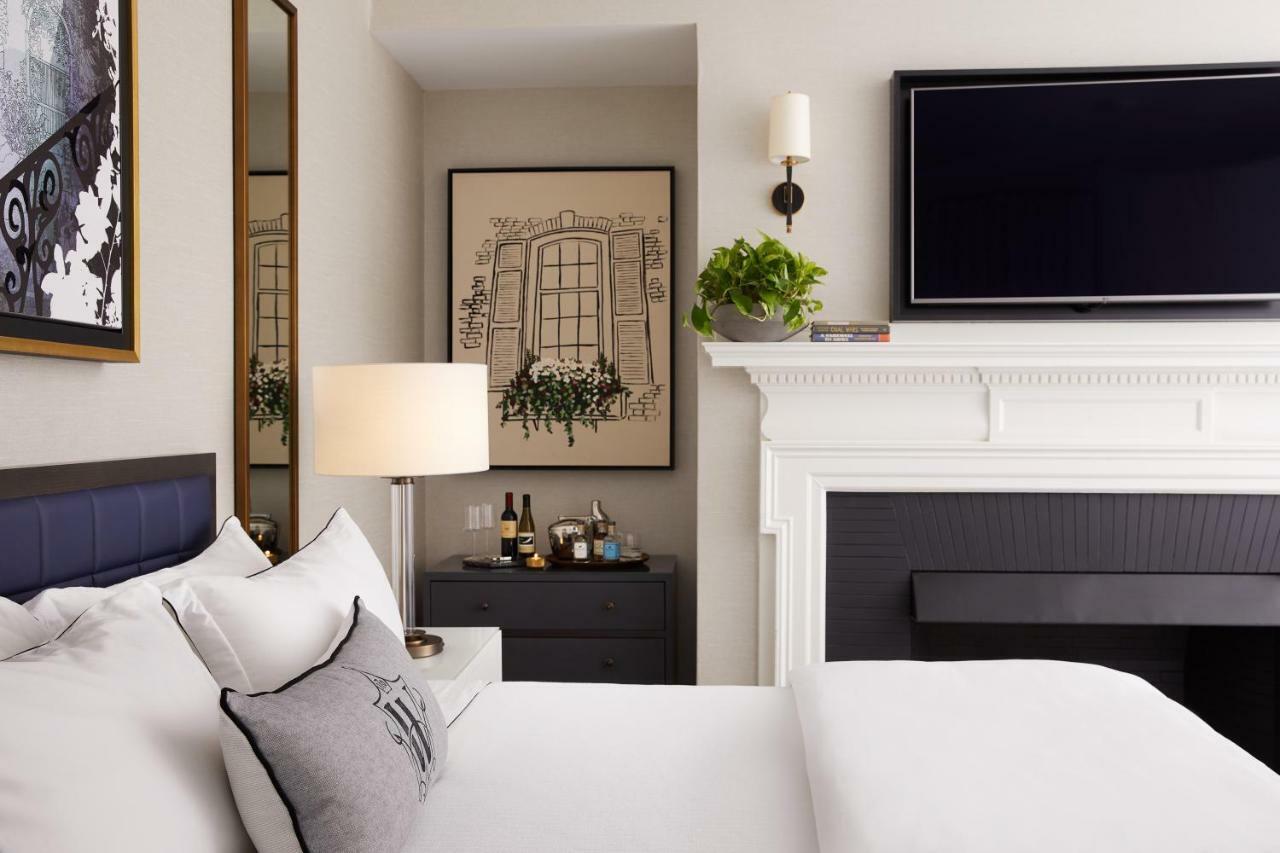The Whitney Hotel Boston Exteriér fotografie A bedroom at the London West Hollywood
