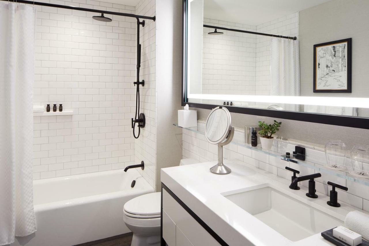 The Whitney Hotel Boston Exteriér fotografie A bathroom with a shower curtain