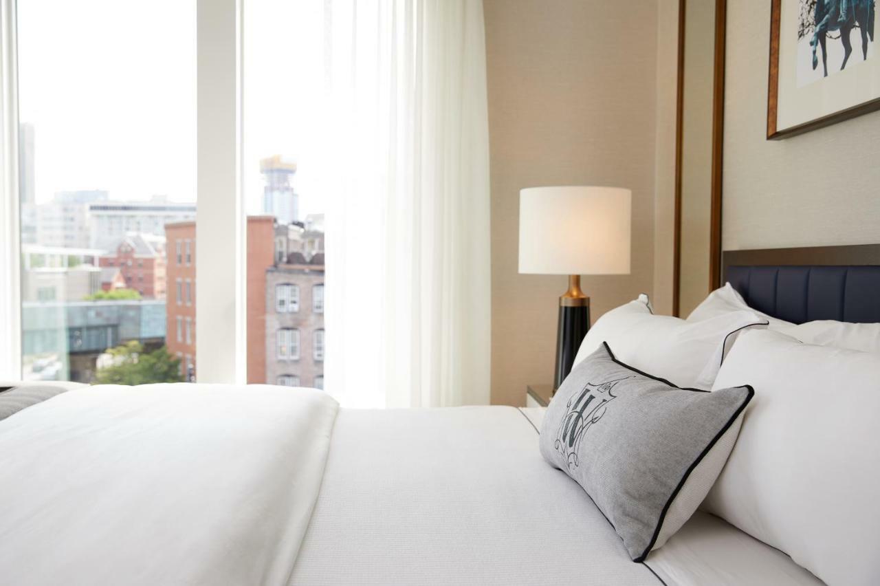 The Whitney Hotel Boston Exteriér fotografie A bedroom at the hotel