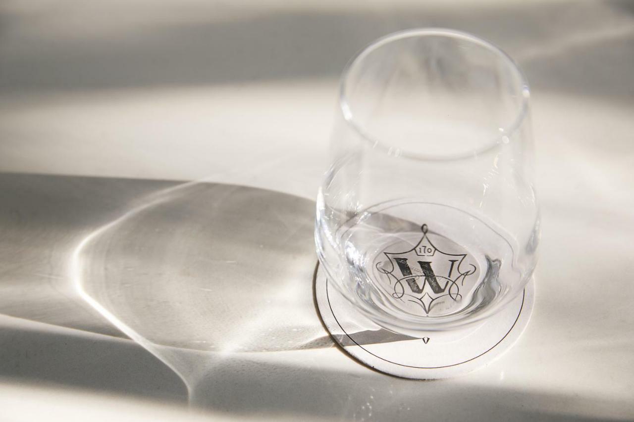 The Whitney Hotel Boston Exteriér fotografie A glass of water