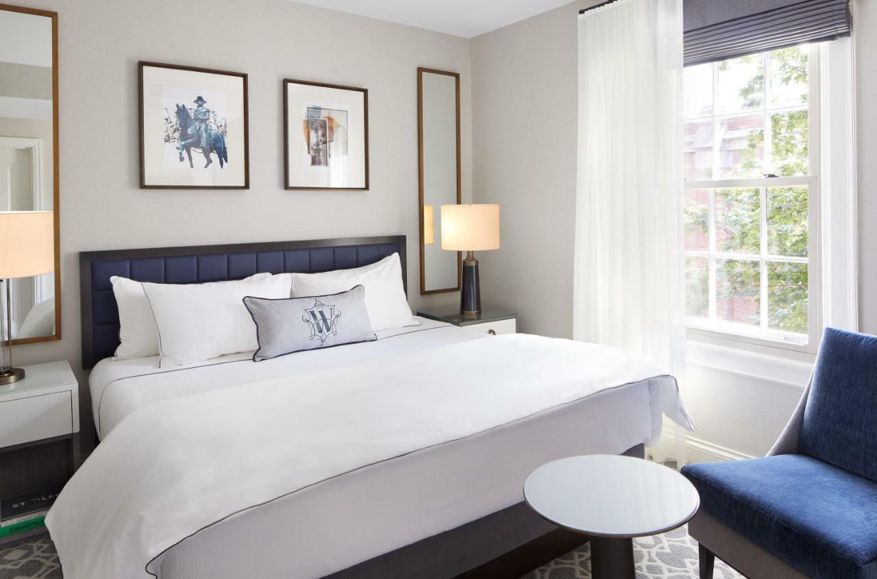 The Whitney Hotel Boston Exteriér fotografie A bedroom at the Hotel Commonwealth