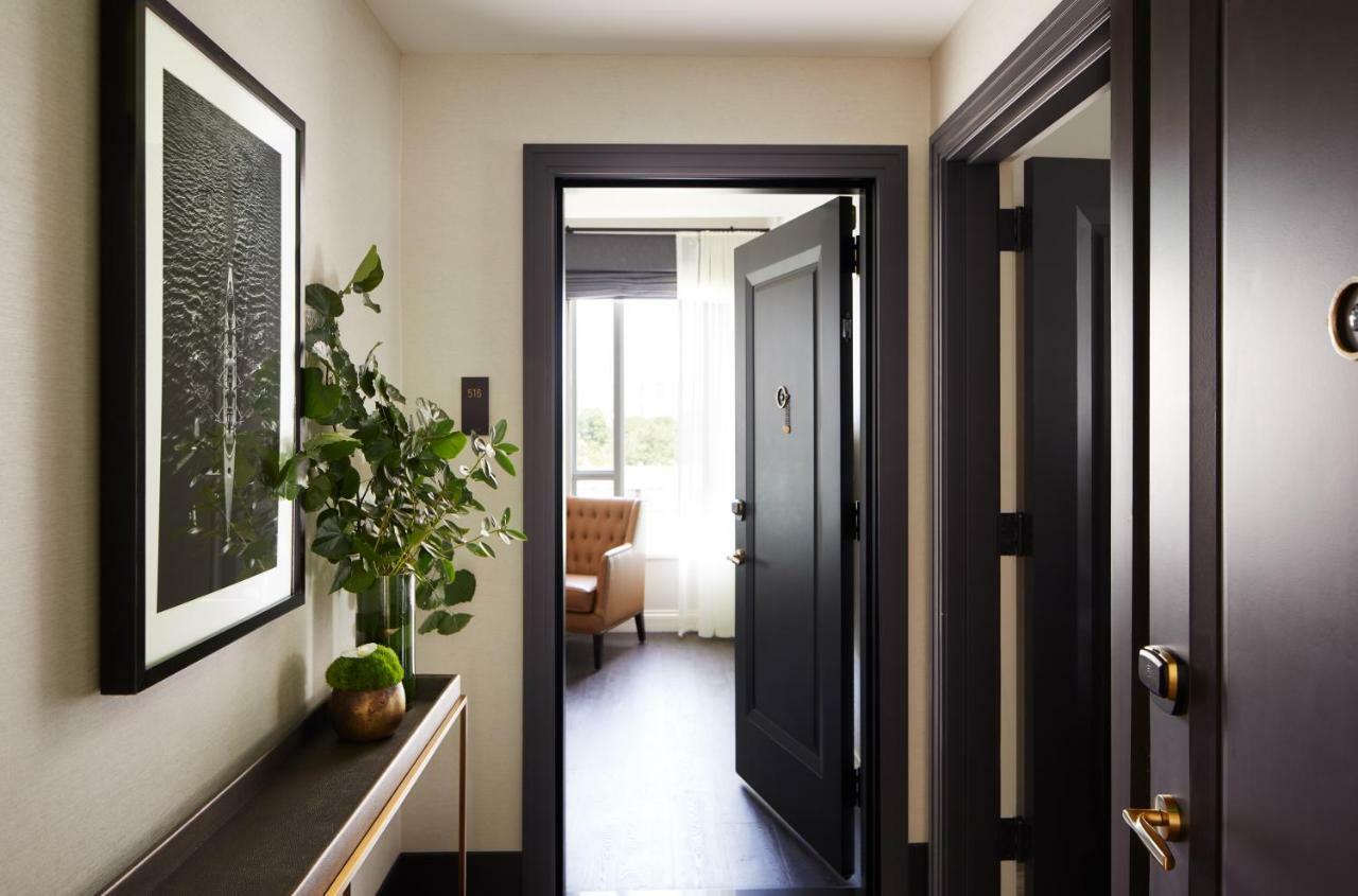The Whitney Hotel Boston Exteriér fotografie A suite at The Standard East Village