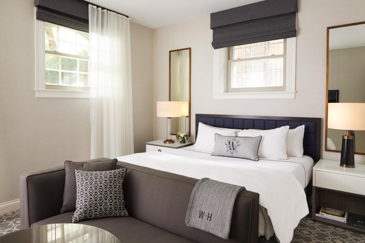 The Whitney Hotel Boston Exteriér fotografie A bedroom at the Hotel Washington