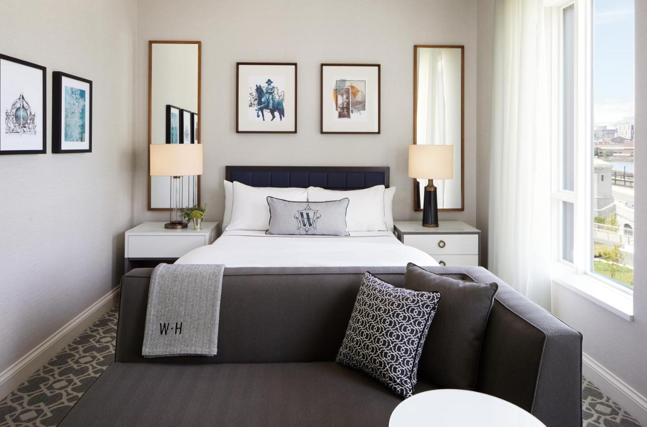 The Whitney Hotel Boston Exteriér fotografie A bedroom at the West Hollywood hotel